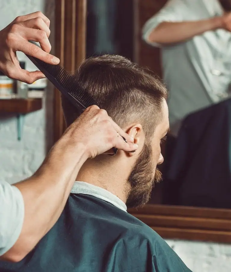 Obcinanie włosów mężczyzny